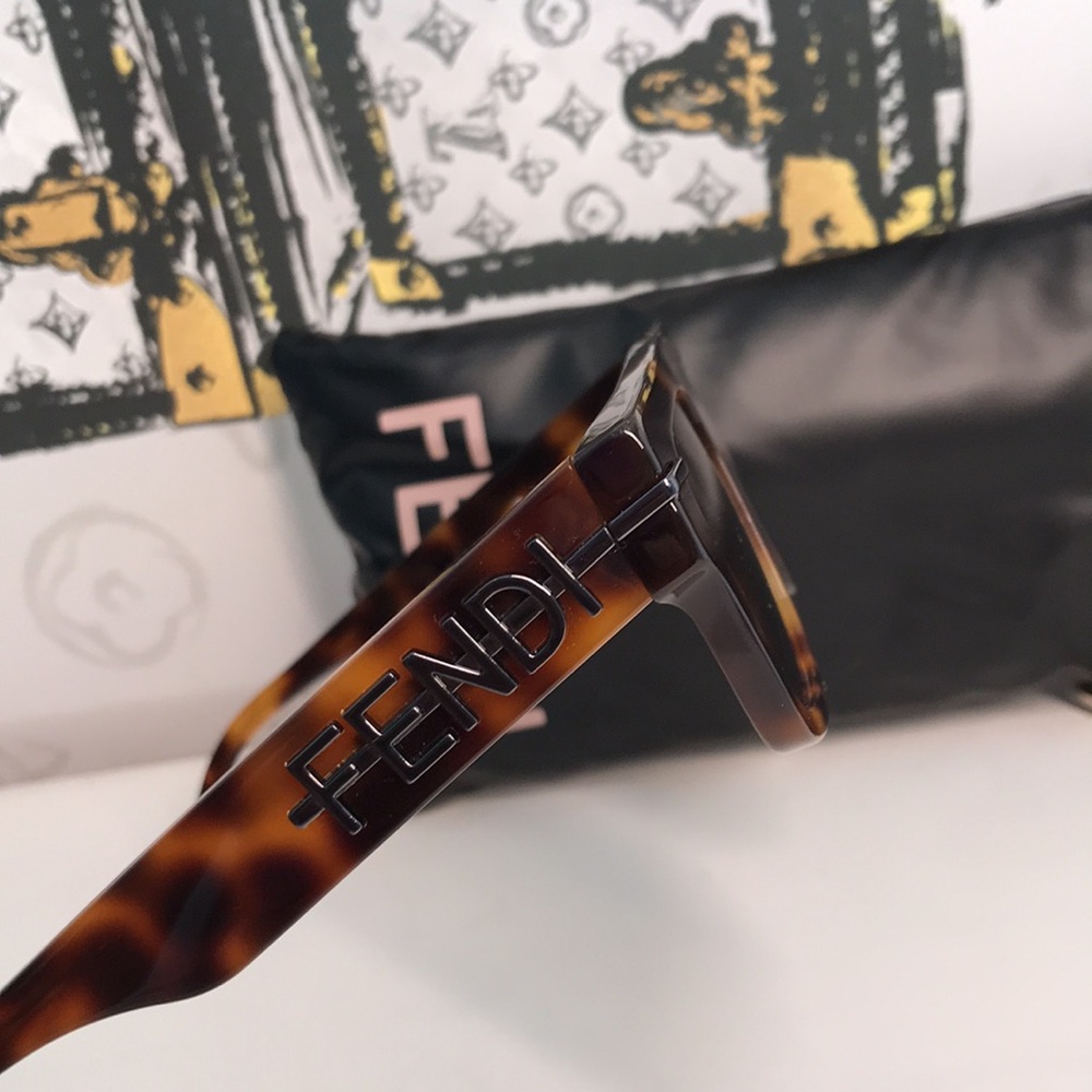 NEW AUTHENTIC Fendi Tortoise Sunglasses FE40091U 53E - Picture 11 of 13